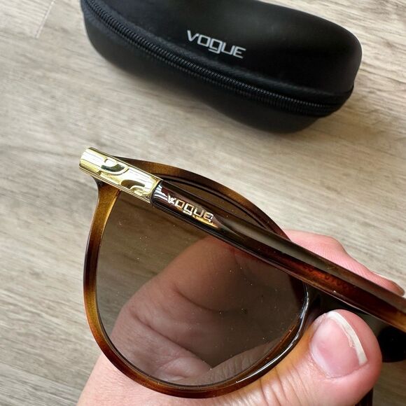 Vogue Sunglasses With Zip Around Sport Case main image 5